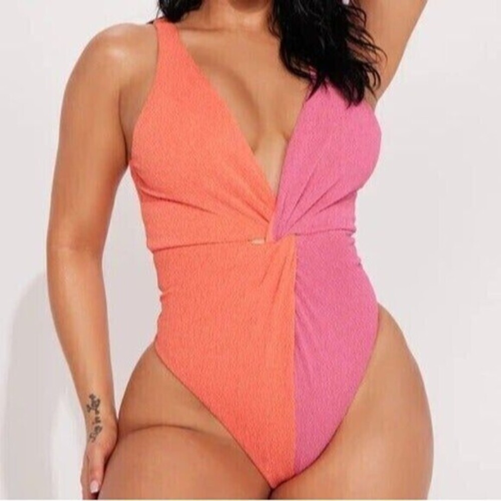 Sunday Brunch Plunge Neck 1 Piece Swimsuit Size S RefN04